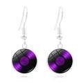 Dettaglio ravvicinato dell'orecchino a disco in vinile viola con cupola in vetro - Stile Disco Viola (XSWX5674-4)