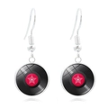 Dettaglio pendente disco in vinile con stella rosa ed etichetta rossa su ganci argento - Stile Base Rossa Pentagramma (XSWX5674-1)