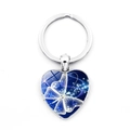 Llavero de corazón plateado con una mariposa azul brillante bajo cristal pulido - Mariposa Blanca Brillante Fondo Azul Oscuro Marco Plateado (XSWX5582-6)