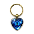 Llavero de corazón de bronce vintage con colgante de mariposa azul y gema de cristal - Mariposa Azul Única Fondo Cielo Estrellado Marco Bronce Antiguo (XSWX5582-2)