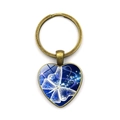 Llavero de corazón de bronce con mariposa blanca sobre fondo azul de galaxia estelar - Mariposa Blanca Translúcida Cielo Azul Oscuro Marco Bronce Antiguo (XSWX5582-6)