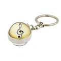 Makro-Detail des Musik-Schlüsselanhängers mit G-Clef-Klavierdesign und Glaskuppel - Notenschlüssel Retro Stil (XSWX5700-3)
