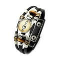 Detailansicht eines mehrlagigen Lederarmbands mit Violinschlüssel-Cabochon und Metallperlen - Vintage Violinschlüssel Stil (XSWX5698-3)