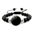 Details des verstellbaren schwarzen matten Perlenarmbands mit rundem Metallanhänger - Matte Perlen Verstellbarer Stil (ZDY0050-2)