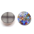 Detail eines runden Millefiori Glas-Kühlschrankmagnets mit Mosaik und magnetischer Rückseite - Blumenmuster 1 (XSWX5844-1)