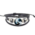 Detailansicht eines Wolf-Mond-Glascabochons auf schwarzem geflochtenem Lederarmband - Wolf Heult Blau-Weiße Mond (PSXL3000-24)