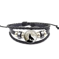 Makroaufnahme eines Lederarmbands mit einsamem Wolf-Edelstein-Anhänger und Metallperlen - Einsamer Wolf Heult Mond Silhouette (PSXL3000-13)