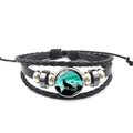Detail eines Lederarmbands mit Glasanhänger-Motiv eines heulenden Wolfes im Mondlicht - Wolf Heult Wildnis Aurora (PSXL3000-12)