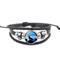 Verstellbares mehrlagiges Lederarmband mit Wolfsmond-Glasanhänger in geflochtener Optik - Wolf Heult Aurora Nacht Blau (PSXL3000-11)