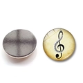 Vue détaillée du magnet en cristal avec motif musical de clé de sol et touches de piano - Symbole Musical 3 (BXT2522-3)
