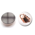 Dettaglio magnete da frigo tondo in vetro con design baseball e retro magnetico nero - Motivo Guanto da Baseball (BXT2521-3)