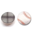 Dettaglio del magnete da frigo a tema baseball da 25mm con cuciture rosse e retro magnetico - Motivo Baseball Bianco Rosso (BXT2521-10)
