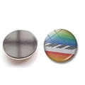 Detailansicht eines runden Glasmagnets mit Klaviertasten und magnetischer Rückseite - Musiksymbol 10 (BXT2522-10)