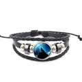 Geflochtenes Lederarmband mit heulendem Wolf auf Glasstein und verstellbarem Seilzug - Wolf Heult Blaumond Aurora (PSXL3000-6)