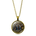 Collana con ciondolo Bitcoin vintage con logo dorato e freccia su sfondo bianco - Bronzo Antico