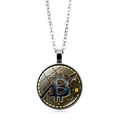 Dettaglio della collana con pendente in vetro logo Bitcoin e catena a maglie argento - Argento