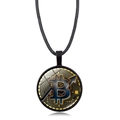 Collar con colgante Bitcoin con logo dorado sobre circuito y cordón negro - Colgante Negro (Cordón Negro)