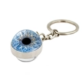Detaillierte Makroansicht eines blauen Evil Eye Glaskugel-Schlüsselanhängers aus Metall - Blaue Iris (XSWX9227-2)