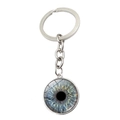 Detalle macro de un llavero plateado con diseño realista de iris en azul y gris - Patrón de Iris Azul Gris (XSWX9228-4)