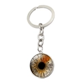 Macro d'un porte-clés argenté avec un pendentif en verre motif iris marron détaillé - Motif Iris Jaune Marron (XSWX9228-10)