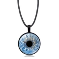 Collana con pendente occhio di drago blu realistico e cordino in pelle nera su fondo bianco - Motivo Iride Blu (XSWX9230-2)