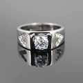 Klassischer silberner Titanstahlring mit großem Diamanten und V-förmigen Seitensteinen - US 7 / Silber
