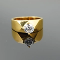 Anello classico in acciaio al titanio dorato con pietra rotonda su specchio grigio scuro - US 7 / Oro Retro