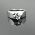 Anello classico da uomo in acciaio al titanio argento con diamante rotondo a quattro griffe - US 7 / Argento Retro