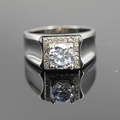 Anello da uomo in acciaio al titanio con faccia quadrata e intarsio di zircone rotondo - US 7 / Argento Retro