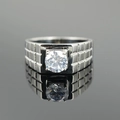 Anello da uomo classico in acciaio al titanio con motivo a scacchi e pietra zircone - US 7 / Argento Retro
