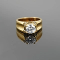 Anello classico in acciaio al titanio dorato con pietra centrale tonda e accenti laterali - US 7 / Colore Acciaio Oro