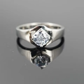 Anello classico in acciaio al titanio argento con pietra centrale rotonda e castone esagonale - US 7 / Argento