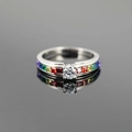 Anello in acciaio al titanio con pietra rotonda centrale e pietre arcobaleno - US 6 / Argento Arcobaleno Zirconia