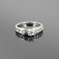 Anello nuziale in acciaio al titanio con diamante rotondo centrale e pietre quadrate laterali - US 6 / Argento Bianco Zirconia