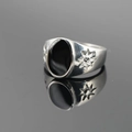 Anello con sigillo vintage da uomo in acciaio con pietra nera ovale e incisione a stella - US 7 / Argento