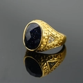 Vintage Herrenring aus goldfarbenem Stahl mit blauem Sandstein und Gravuren im Retro-Stil - US 7 / Gold