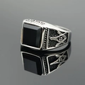 Anello massonico vintage in acciaio inossidabile con pietra nera e greche incise - US 7 / Color Acciaio