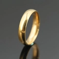 Anello a fascia minimalista in acciaio al titanio dorato lucido per uomo e donna su fondo - US 7 / Anello Largo