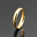 Anello minimalista in acciaio inossidabile dorato lucido con finitura a specchio riflettente - US 7 / Anello Sottile