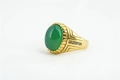 Macro d'une bague dorée montrant la pierre verte ovale et les détails en diamant - Taille 7 / Monture Dorée Calcédoine Verte