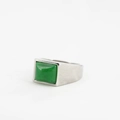 Herrenring aus Silber-Titanstahl mit einem rechteckigen grünen Jade-Inlay - Größe 6 / Stahlbasis Grüner Stein