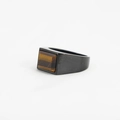 Herren Siegelring in Schwarz mit rechteckigem Tigerauge-Stein-Inlay Design - Schwarzer Ring mit Holzmaserung Glasstein