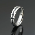 Anillo de acero de titanio para hombre con patrón de dragón negro y bordes ondulados - Número 7 / Plateado