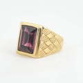 Retro-Ring aus Gold-Titanstahl mit lilafarbenem Edelstein im Smaragdschliff und Textur - Größe 7 / Gold Basis Rosarot