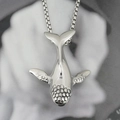 Collana con ciondolo balena in acciaio al titanio argento con dettagli squamati e catena box - Ciondolo + Catena Coordinata