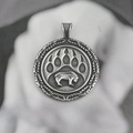 Collar de acero de titanio plateado vintage con colgante de huella de garra de oso vikingo - Solo Colgante (Sin Cadena)