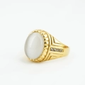 Bague chevalière dorée pour hommes avec pierre œil de chat blanche et cristaux latéraux - Taille 7 / Base Dorée Pierre Oeil de Chat Blanche