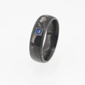 Anello in acciaio al titanio nero lucido con zircone blu e incisione corona King - US 7 / Nero