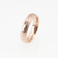 Anello a corona in oro rosa con bordi milgrain e zircone incastonato in una base quadrata - US 7 / Tonalità Oro