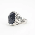 Bague homme en argent avec pierre de soleil bleue ovale et détails latéraux en zircon - Taille 7 / Base en Acier Pierre de Sable Bleue Facettée